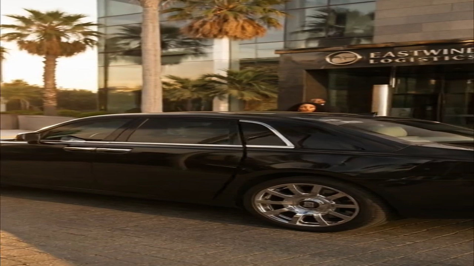 A1307006_billionaire disguise SS Media_part2